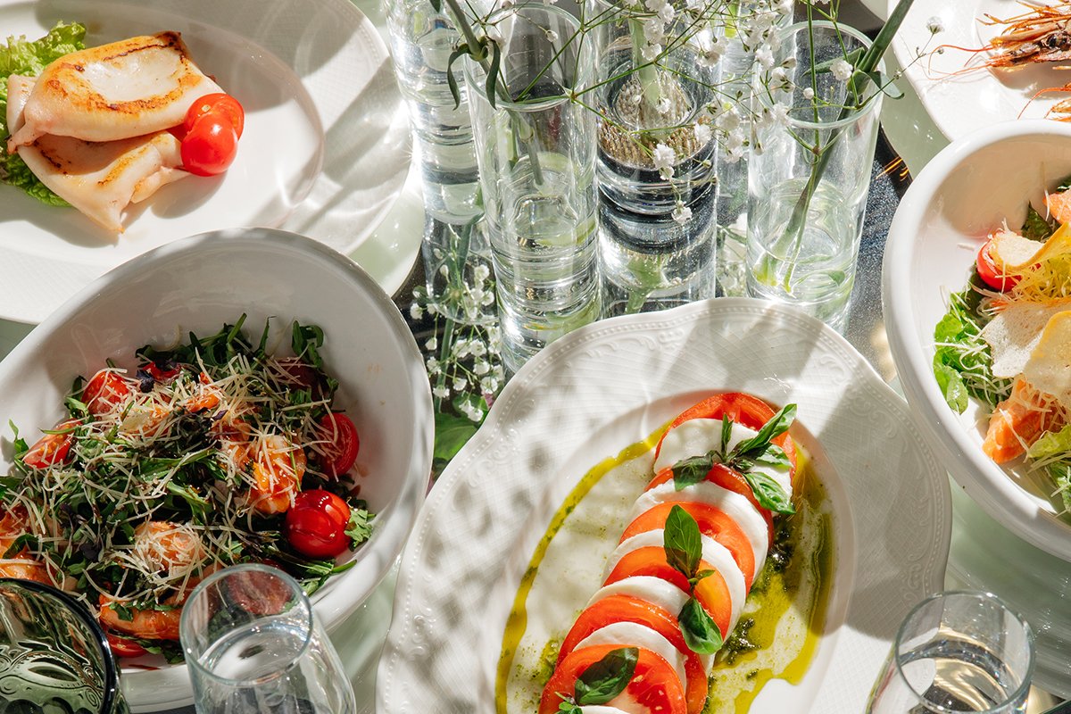 Банкетная сервировка стола — закуски и салаты от Stroganoff Catering в Санкт-Петербурге.