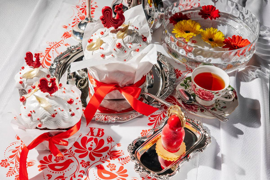 Пасхальный стол с куличом, крашеными яйцами и традиционным декором — оформление праздника.