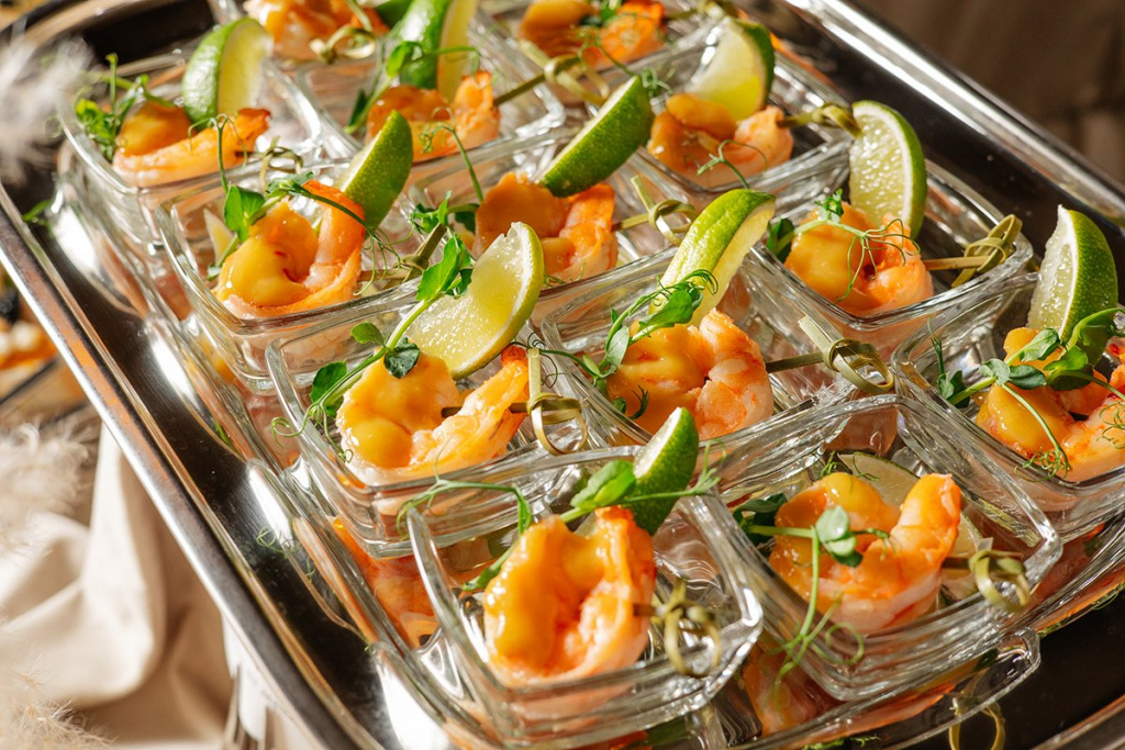 krevetki-stakan-laym-mikrozelen-catering-furshet-spb.JPG