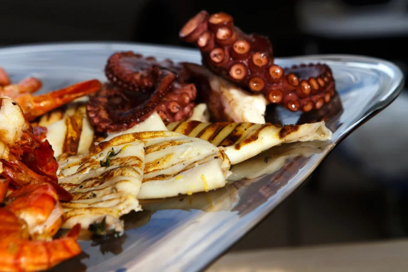 Банкет-барбекю с морепродуктами — осьминог и кальмары на гриле от Stroganoff Catering.